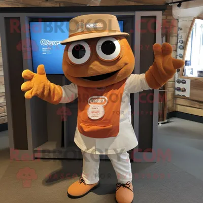 Imagen del producto de Personaje REDBROKOLY de disfraz de mascota Rust Gyro vestido con una camiseta henley y pañuelos de bolsillo