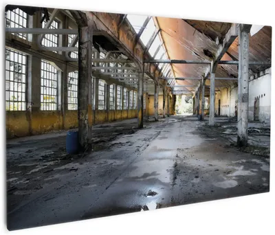 Produktbild von Wallario Premium Leinwandbild Alte Industriehalle  leerstehend und einsam in Größe 60 x 90 cm