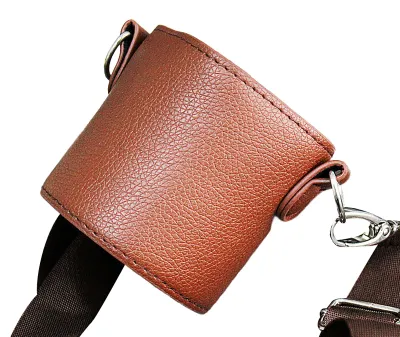 Produktbild von Becherhaltertasche mit abnehmbarem, hitzebeständigem, verstellbarem Tragegurt, ideal zum Tragen in der Hand, aus Kunstleder, für Kaffeebecher und andere Getränke, sowie für Outdoor-Aktivitäten.
