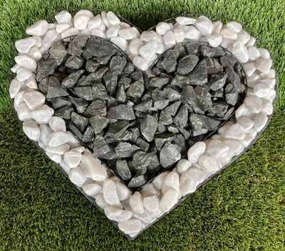 Produktbild von Herz Gitter Grabschmuck Grabgestaltung Gartendekoration mit Buntsteinen Glassteinen Natursteinen Füllart: Natursteine Farbe Steine: Carrara / Basalt