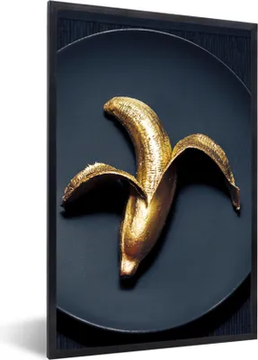 Produktbild von MuchoWow® Gerahmtes Poster Goldene Banane auf dunklem Hintergrund 60x90 cm - Poster mit Schwarzem Bilderrahmen Wandposter Rahmen Foto Bilder - Kunst