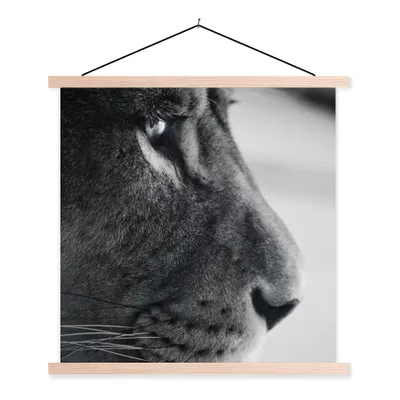 Produktbild von MuchoWow® Textilposter Tierprofil Löwe in schwarz und weiß 40x40 cm mit holzfarbenen Rahmen - Posterleiste