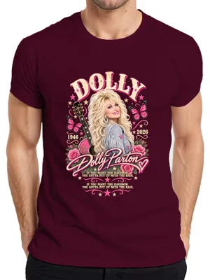 Productafbeelding van Dolly Parton. In liefdevolle herinnering. 1946-2026. Country muzieklegende. RIP. Heren T-shirt, bordeauxrood, maat L