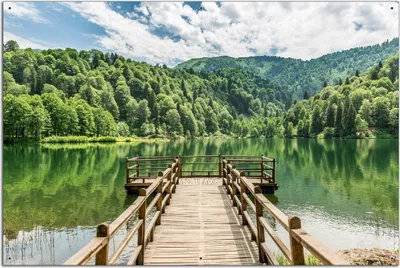Produktbild von Wallario Outdoor-Poster für Garten oder Balkon, Motiv Steg am See in den Bergen, in ca. 61 x 91,50 cm
