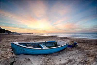 Produktbild von Wallario selbstklebendes Poster - Fischerboot am Strand bei Sonnenuntergang, Größe: 61 x 91,50 cm