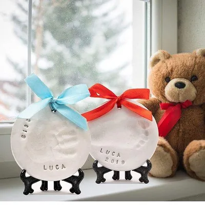 Immagine prodotto di Cornice per impronte del bebè con impronta del piede in argilla e calco in gesso – Regalo di nascita