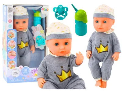 Image de Poupée en pyjama gris faisant pipi au biberon