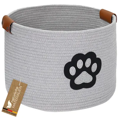 Produktbild von HMF Aufbewahrungskorb für Hundezubehör, runder Korb aus Baumwolle mit Kunstledergriffen, Hundepfoten-Motiv, 45 x 30 cm, Grau, KI-generiertes Bild