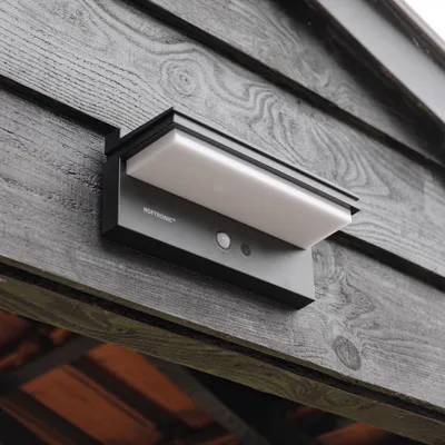 Produktbild von HOFTRONIC LED Solar Wandleuchte 1000 Lumen 2700K IP65 Schwarz