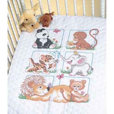 Produktbild von Dimensions Kreuzstich Set "Steppdecke Tierbabys", Stickbild gedruckt, 86x109cm