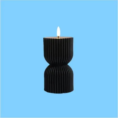 Image de INF Bougie LED Noire Magique à Piliers Striés - 7,5cm Diamètre, 13,5cm Hauteur