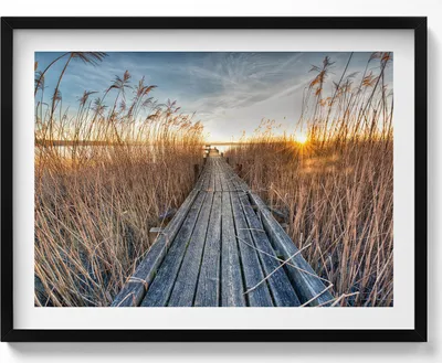 Produktbild von Eine Holzstraße zwischen Leisten– Wandbild mit Rahmen – Gerahmtes Bild  – Wanddekoration – 80x60 cm –  Schwarz Rahmen