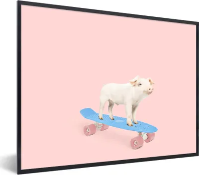 Produktbild von MuchoWow® Gerahmtes Poster Schwein - Rosa - Skateboard - Blau - Tiere 40x30 cm - Poster mit Schwarzem Bilderrahmen Wandposter Rahmen Foto Bilder - Kunstposter - Wanddekorationen