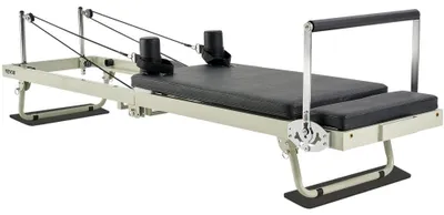 Imagen del producto de Máquina de Pilates Reformer plegable, con doble sistema de resistencia (muelles y cuerdas), dimensiones 2520 x 620 x 770 mm, capacidad máxima de 181 kg. Aparato de entrenamiento para uso doméstico