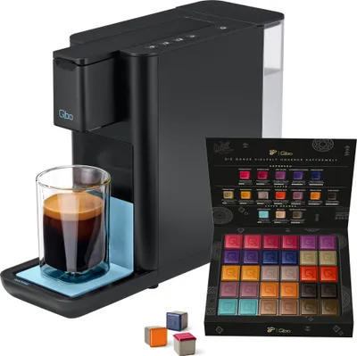 Produktbild von Tchibo Qbo ICONIC Pantone™ Premium Kapselmaschine inkl. 30 recyclebare Qbo Kapseln für Espresso, Caffè und Caffè Grande, kompaktes, innovatives Design, Sky Blue