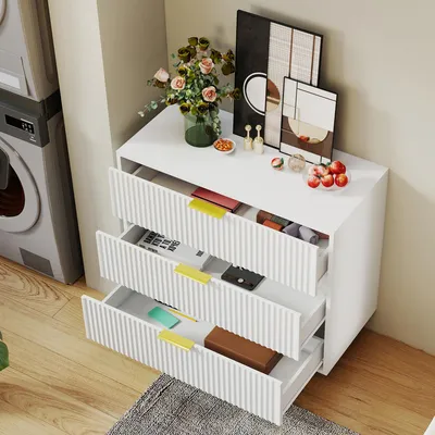 Produktbild von okwish Kommode Aufbewahrungsschrank mit 3 Schubladen Geprägte Fronten Goldfarbene Griffe Stauraumschrank Metallbeine Schlafzimmer MDF Weiß