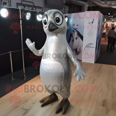 Produktbild von Silberner REDBROKOLY Pinguin Maskottchen kostüm gekleidet in einen Overall und Ohrringe