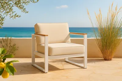 Productafbeelding van Armstoel Casablanca met houten armleuningen, bekleed met beige stof "Garden"