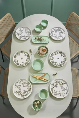 Produktbild von Hermia Concept, Frühstücksset (14 Teile) aus 100% Keramik, Dunkelgrün | 6 Teller (20 cm), 2 Platten (22 x 11 x 3,5 cm), 4 Marmeladenschalen (10,5 x 10,5 x 3,5 cm), 2 Käse-Schalen (13 x 13 x 3,5 cm) | Spülmaschinenfest, nicht mikrowellengeeignet.