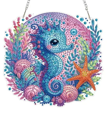 Immagine prodotto di Kit per creare un ornamento da appendere a forma di cavalluccio marino, con tecnica del diamante (diamantmalerei), ideale per decorare finestre. Include un pannello bilaterale con catena, dimensioni 19,5 x 18,7 cm, nei colori rosa, blu e viola