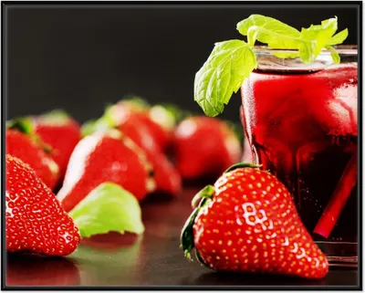 Produktbild von Wallario Wandbild Erdbeer-Mojito - Frische Erdbeeren, Größe: 40,30 x 50,30 cm, Poster mit schwarzem Aluminiumrahmen