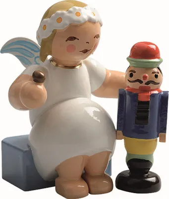 Produktbild von Wendt & Kühn 'Margeritenengel, sitzend, mit Nussknacker und Nuss - 4cm'