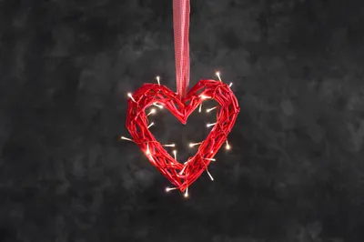Produktbild von Konstsmide - LED Holzsilhouette "Herz", rot, mit rot-weißem Stoffband, 30 warm weiße Dioden, 24V Innentrafo, rotes Kabel ; 6217-550