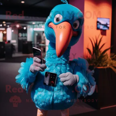 Produktbild von Blauer REDBROKOLY Flamingo Maskottchen Kostüm charakter gekleidet mit Henley-T-Shirt und Smartwatches