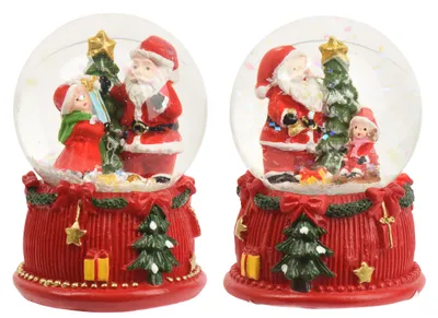 Kleine Schneekugel mit Weihnachtsmann, Kind und geschmücktem Tannenbaum auf rotem Sockel mit Weihnachtsmotiven sortiert