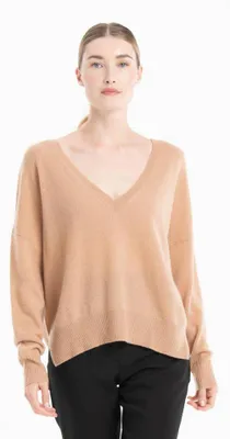 Imagen del producto de Studio Cashmere8, suéter de mujer con cuello en V, modelo NAMI 23, color camel claro/beige, talla S-M