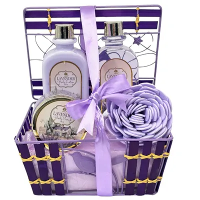 Produktbild von Kosmetikset mit Lavendelduft, Duschgel, Körperlotion, Körperpeeling und Waschschwamm im Geschenkkorb