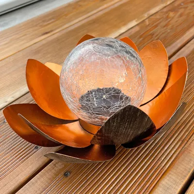 Produktbild von Lotusblume Solar LED Gartenlicht mit einer warmweißen LED, Solarpanel und Akku