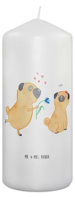 Produktbild von Mr. & Mrs. Panda Kerze Mops Verliebt 19 x 8 cm - Weiß - Geschenk, Erinnerungskerze, Hund, Liebe, Bedruckte, Knuffig, Erinnerungslicht, Wachskerze, Sprüche, Stumpenkerze