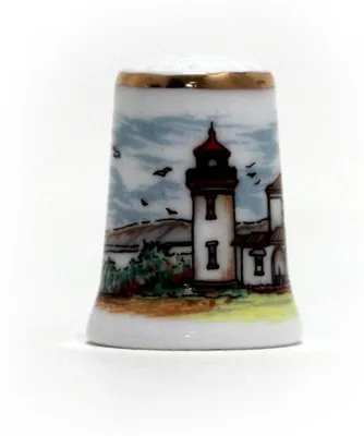 Imagen del producto de Miniatura de faro blanco con decoración dorada, hecho de porcelana