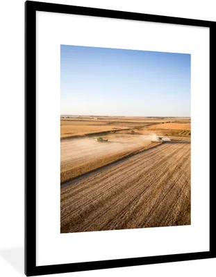Produktbild von MuchoWow® Gerahmtes Poster Feld - Bauernhof - Traktor - Landwirt - Landleben 60x80 cm - Poster mit Schwarzem Bilderrahmen Wandposter Rahmen Foto Bilder - Wohnzimmer - Dekorationen - Prämie