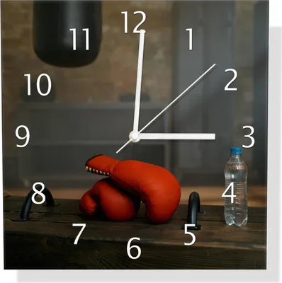 Produktbild von Wallario Design Wanduhr Pause im Boxstudio aus Echtglas, Größe 30 x 30 cm