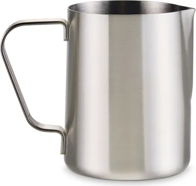 Produktbild von Tchibo Milchkännchen zum Milchaufschäumen Edelstahl - Barista Milchschäumer perfekt für Latte Art Milchschaum und Kaffeespezialitäten, Siebträger Zubehör, 300 ml Milchkanne, silber