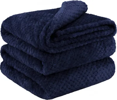 Produktbild von DOMAREX Warmer Weihnachtsplaid 150x200 cm – Weiche, Dicke Mikrofaser-Überwurfdecke mit festlichem Design, pflegeleicht & langlebig, Sofa & Bett - Marineblau