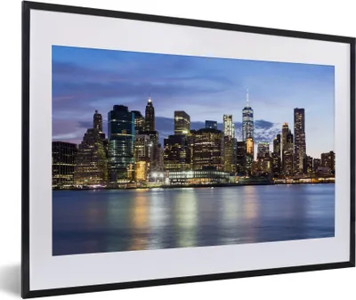 Produktbild von MuchoWow® Gerahmtes Poster New York - Skyline - Wasser 60x40 cm - Poster mit Schwarzem Bilderrahmen Wandposter Rahmen Foto Bilder - Schlafzimmer - Plakat in Rahmen - Drucken