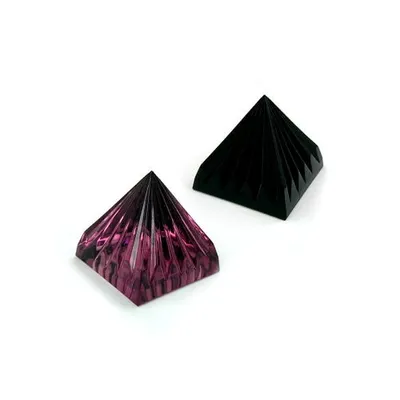 Produktbild von Set Tischdekoration 28x30mm 3 kleine Pyramiden aus Glas 2x schwarz 1x lila