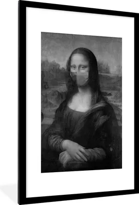 Produktbild von MuchoWow® Gerahmtes Poster Mona Lisa mit dunkelblauer Mundhaube - Gemälde von Leonardo da Vinci - schwarz-weiß 60x90 cm - Poster mit Schwarzem Bilderrahmen Wandposter Rahmen Foto Bilder - Dekoration - Wandposter Wohnzimmer - Hochwertig