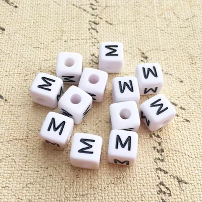 Image de Perles pour lettres, 30 pièces, 6x6 mm, blanc avec noir, carré, lettre M