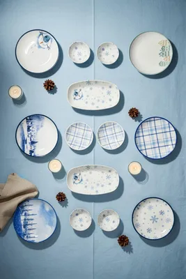 Produktbild von Hermia Concept, Frühstücksset (14 Teile) aus 100% Porzellan, Blau, Weiß & Grün | 6 Servierteller (19 cm), 2 Schalen (13 x 13 x 4 cm), 4 Joker-Schalen (11 x 11 x 3,5 cm), 2 Platten (24 x 14 cm) | Spülmaschinen- und mikrowellenfest.
