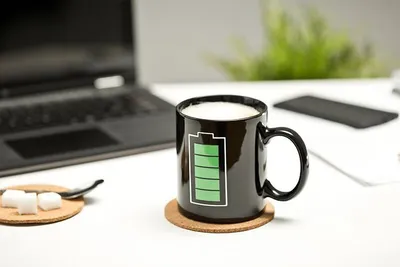 Produktbild von Gadget Master Farbwechselnde Tasse BATTERY, 330 ml, Keramik, zeigt Batterieanzeige, Handwäsche