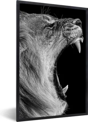 Produktbild von MuchoWow® Gerahmtes Poster Tiere - Löwe - Schwarz - Weiß - Porträt 60x90 cm - Poster mit Schwarzem Bilderrahmen Wandposter Rahmen Foto Bilder - Kunst