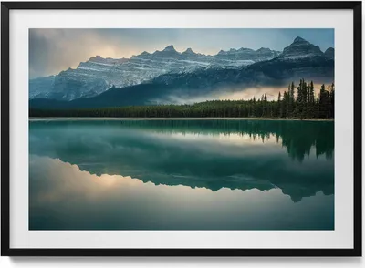 Produktbild von Landschaft eines Sees mit Wäldern und Bergen– Wandbild mit Rahmen – Gerahmtes Bild  – Wanddekoration – 100x70 cm –  Schwarz Rahmen