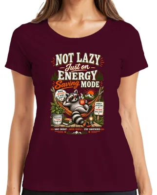 Productafbeelding van Niet lui, gewoon in energiebesparingsmodus. Wasbeer, hangmat, eekhoorn. Dames T-shirt, bordeauxrood, maat M