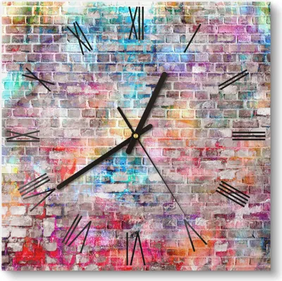 Produktbild von DEQORI Glasuhr 30x30 cm Römisch 'Ziegelmauer mit Graffiti' Wanduhr Glas Uhr Design leise