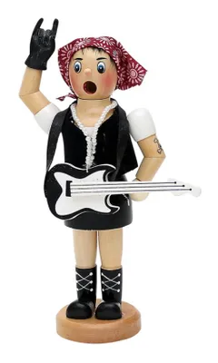 Rocklady trägt ein schwarzes Outfit, bestehend aus einer Weste über einem schwarzen Kleid oder Rock.