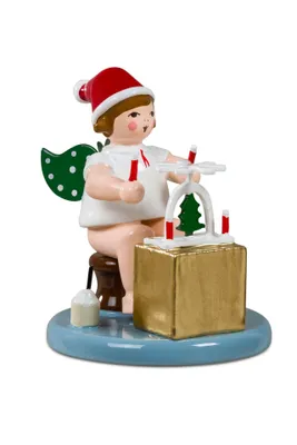 Produktbild von Holzfigur Engel mit Pyramide mit Mütze Höhe 6,5cm NEU